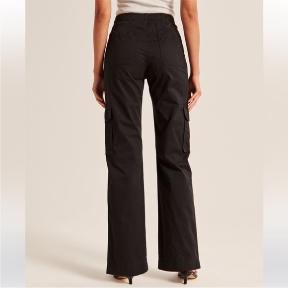 Abercrombie & Fitch Women’s Relaxed Cargo Pant; color Black; size 27 short (4s). - Picture 5 of 12